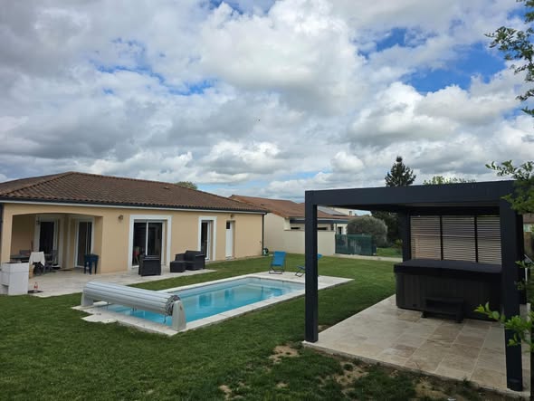 spa au bord de la piscine