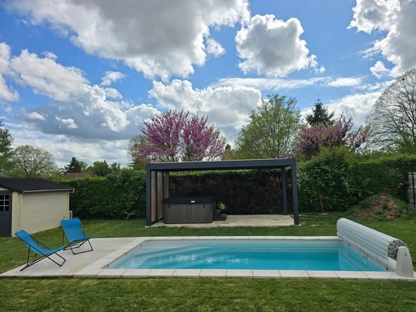 spa sous un abri à proximité d'une piscine