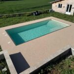 moquette de pierre sur le bord de la piscine