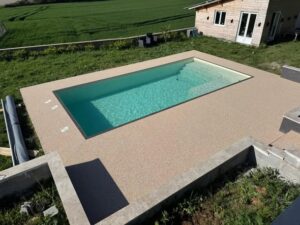 moquette de pierre sur le bord de la piscine